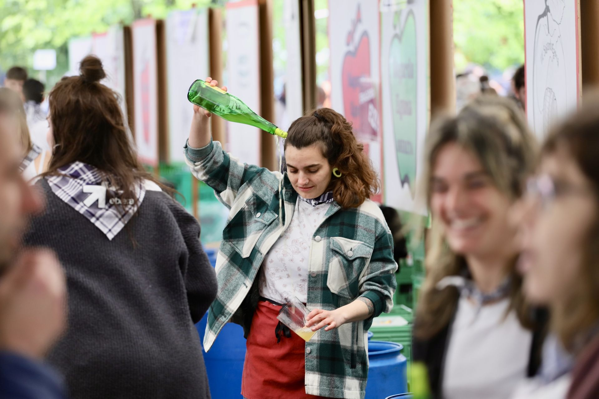 Reencuentros y sonrisas en el Sagardo Eguna a pesar de la lluvia