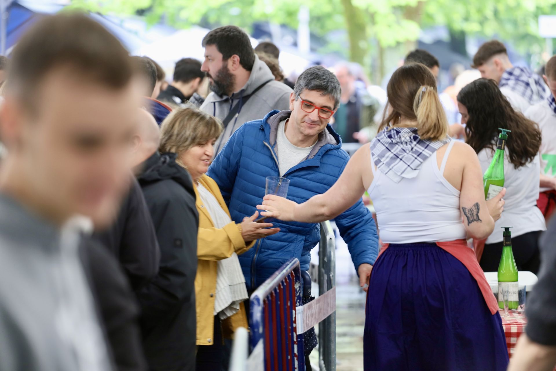 Reencuentros y sonrisas en el Sagardo Eguna a pesar de la lluvia