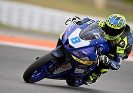 El piloto irundarra, en acción con su Yamaha R3.