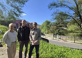 Los componentes del grupo municipal de EH Bildu Belen Baztarrika, Aritz Elgarresta y Josu Aztiria.