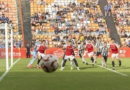El Real Unión trata de defender un córner botado por el Nàstic de Tarragona