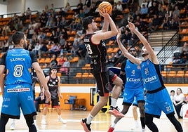 Mikel Olaizola lanza a canasta en el choque de este domingo