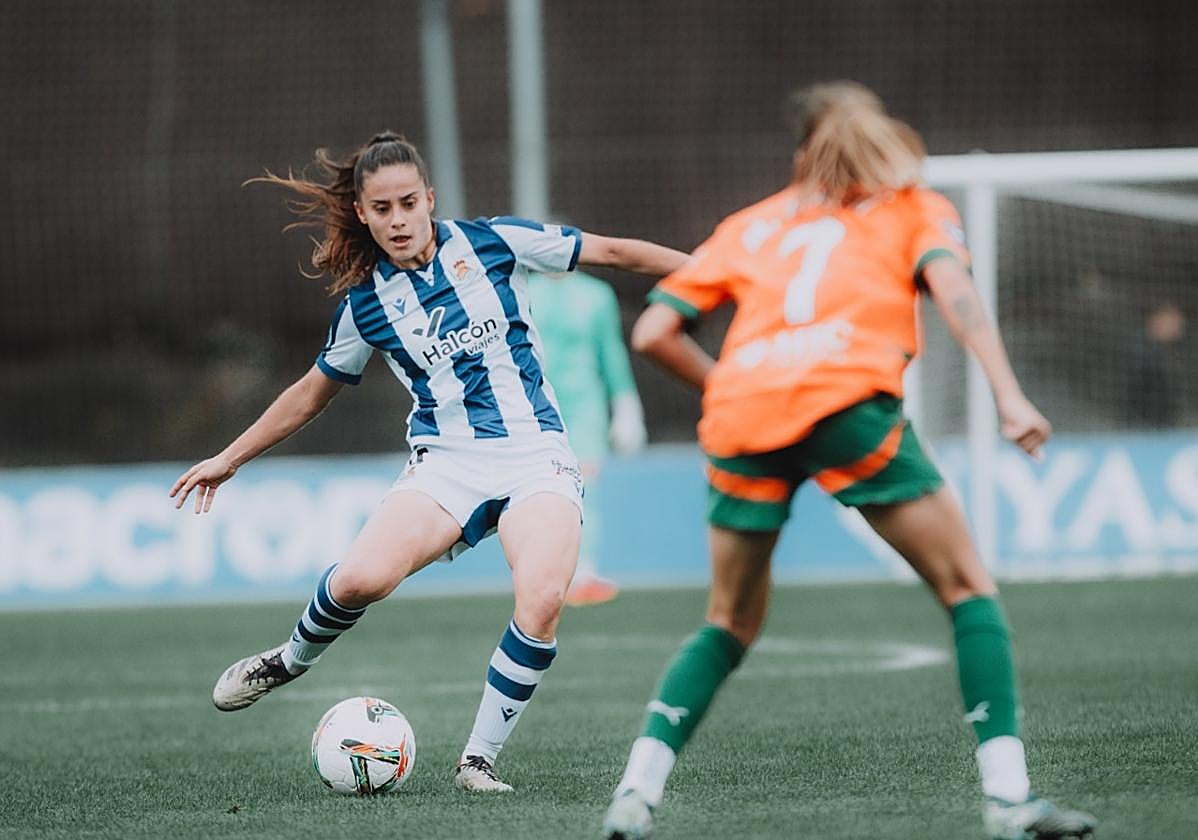 Apari intenta filtrar un pase frente a Martí el domingo en Zubieta.