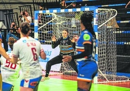 Lucia Prades trata de parar un disparo al conjunto local.