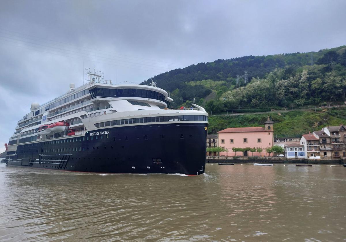 Un &#039;rompehielos&#039; abre la temporada de cruceros del puerto de Pasaia