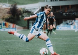 Lucía Pardo se dispone a disparar la pelota.