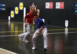 Peio Etxeberria se dispone a golpear la pelota con su derecha ante la mirada de Elordi.