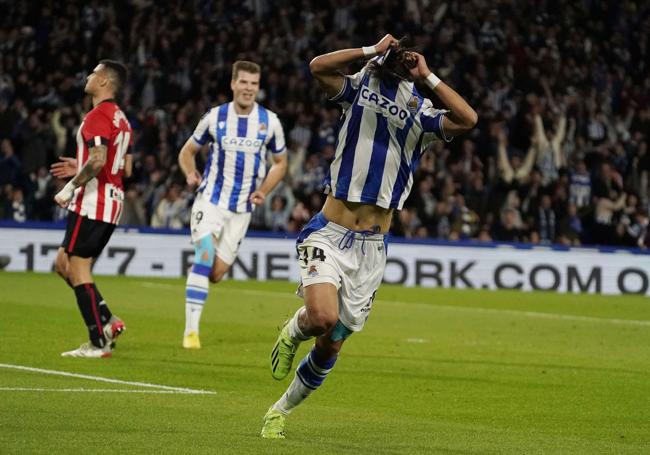 Temporada 22/23, 14 de enero de 2023 Kubo celebra el segundo gol del partido quitándose la camiseta mientras que Sorloth, también goleador ese día, le persigue.