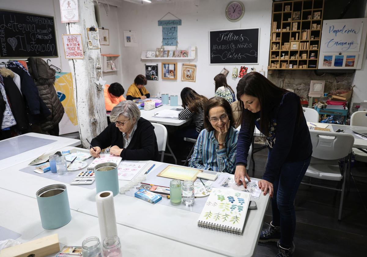 Jessica Lorenzo ayuda a una de sus alumnas del curso de lettering, que se imparte en la papelería Tamayo de Donostia