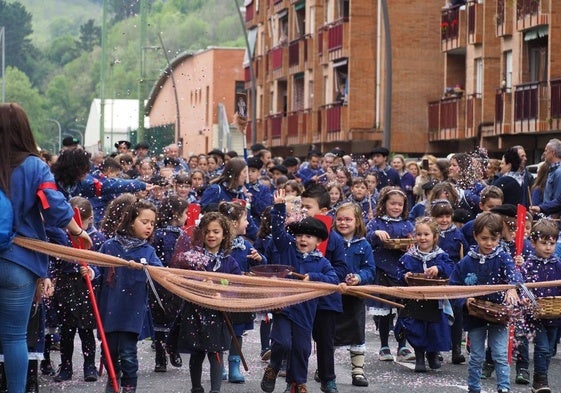 Algunos han portado las cestas, los salabardos y los remos; los mayores ondearon las banderas.