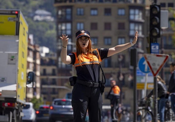 Una agente de Movilidad de San Sebastián dirige el tráfico tras apagarse este lunes todos los semáforos