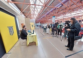Más periodistas que nunca en la rueda de prensa de Alex Mozas.