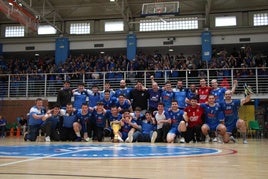 El Erreka celebrando su triunfo con su afición, la gran marea azul que se desplazó hasta Zizur.