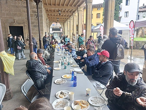Varias de las personas acogidas por Cáritas Gipuzkoa en la jornada del sábado en la parroquia.