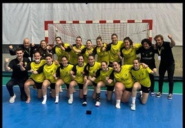 Igandeko partida irabazi eta gero, talde oriotarra pozik Euskal Ligara igoera lortu izanarekin.