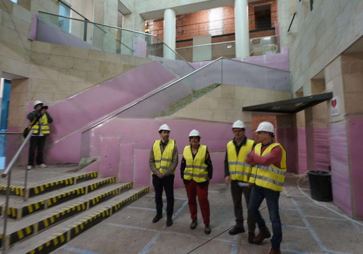 Isaac Palencia, Goizane Álvarez, Jovino Martínez y Patxi Presa observan la evolución de la remodelación del Koldo Mitxelena