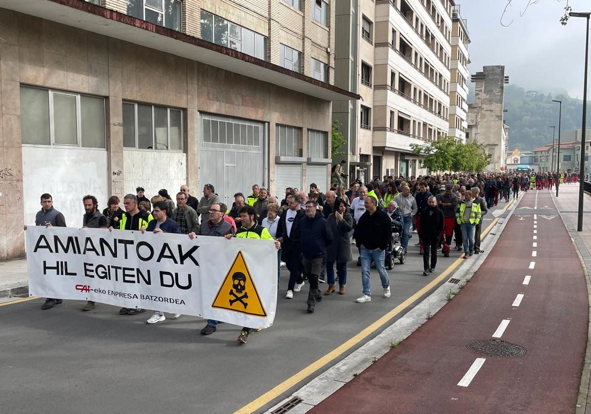 Trabajadores de CAF Beasain homenajean a las víctimas del amianto y reclaman medidas efectivas