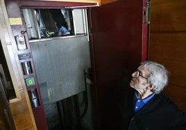 Una persona observa a una vecina que quedó atrapada en un ascensor en Tolosa.