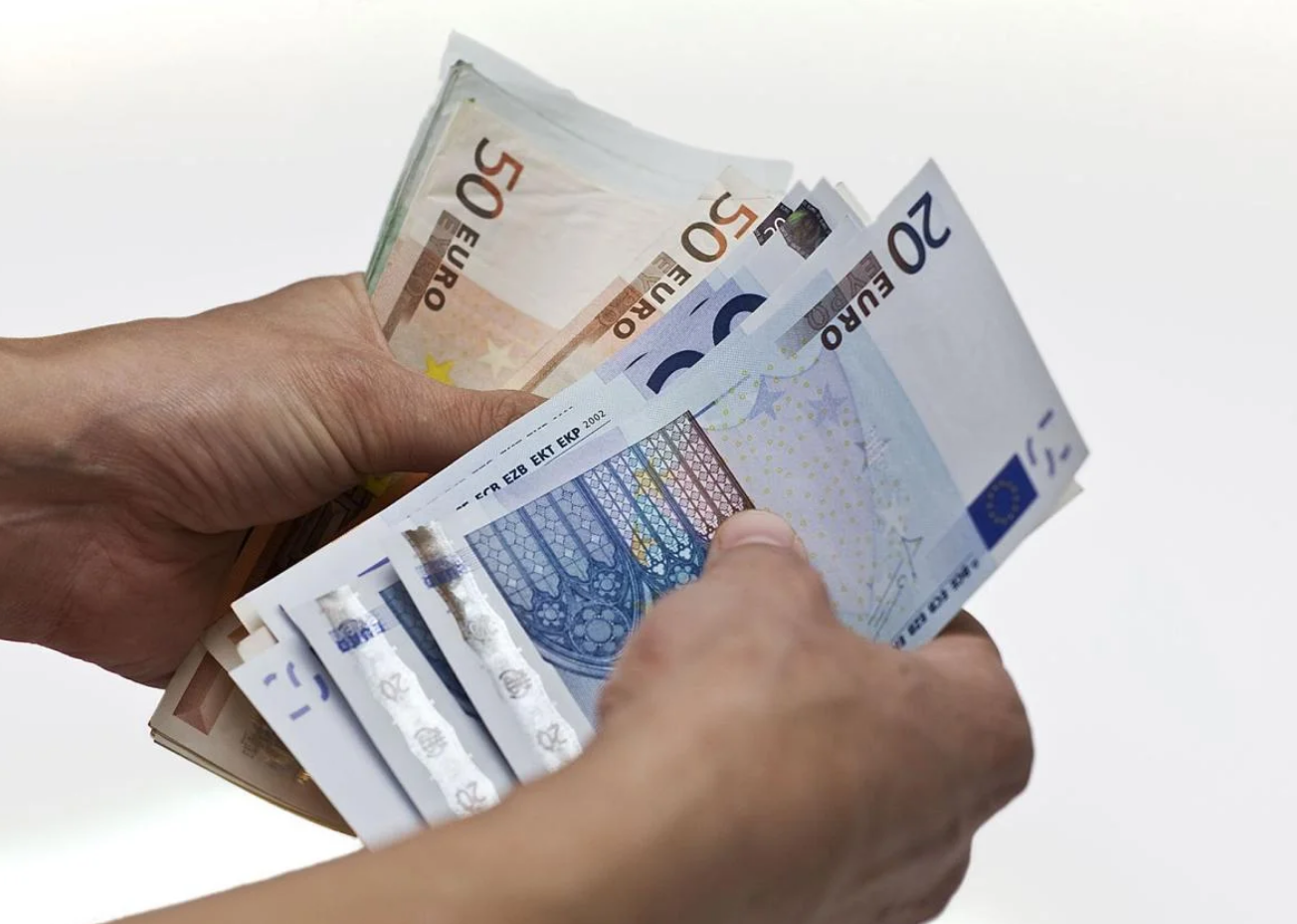 Dos años de prisión para el exdirector de una sucursal bancaria por estafar casi 50.000 euros a una clienta de 89 años