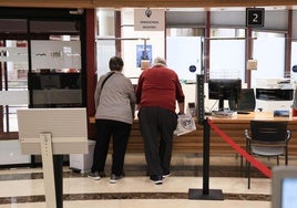 Una pareja realiza la declaración de la Renta la semana pasada en la oficina donostiarra de Errotaburu.