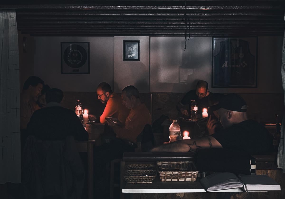 Babarrunas en el camping-gas y comida a la luz de las velas; la hostelería, afectada por el apagón
