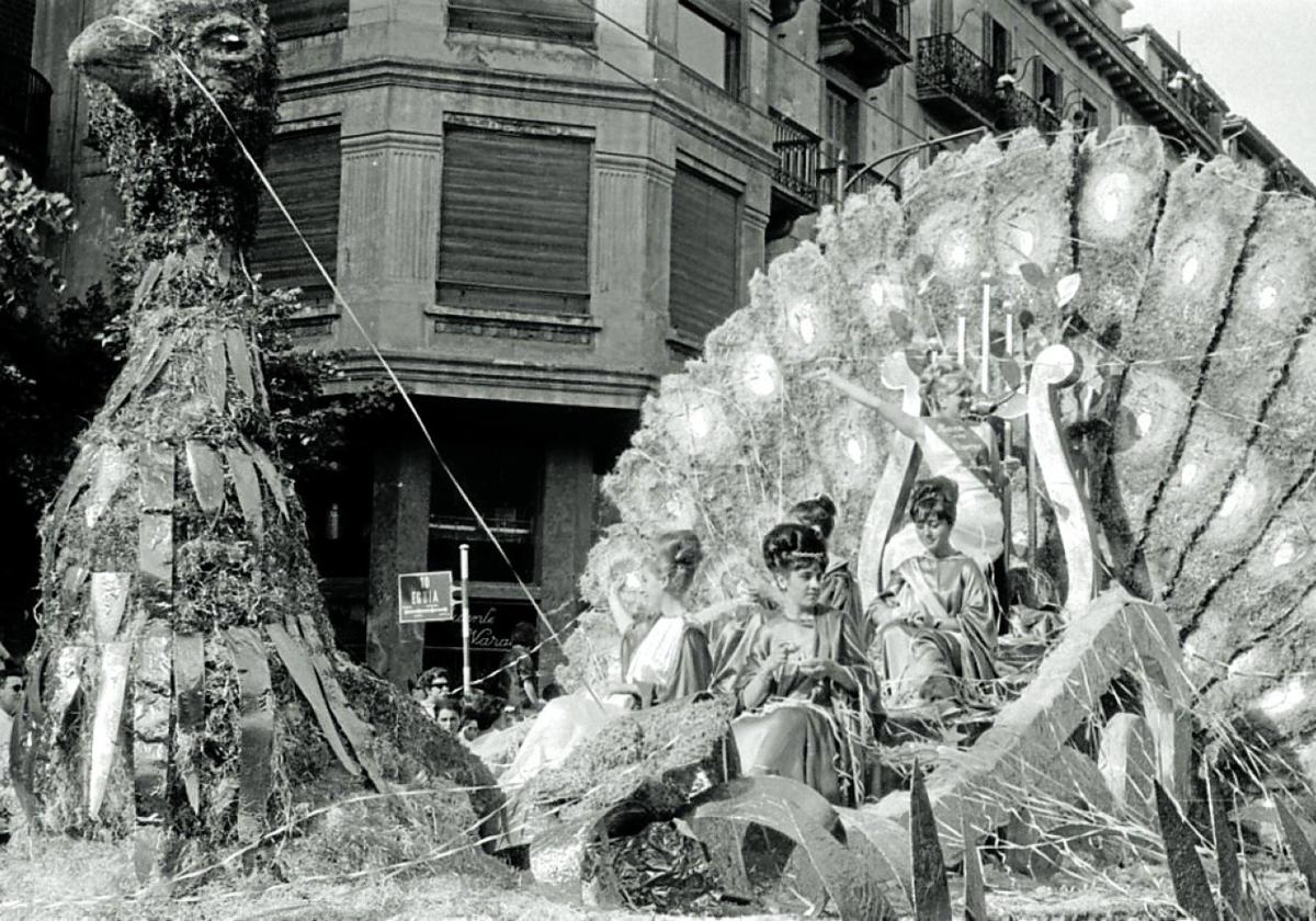 1960 | Preparativos para el desfile de carrozas