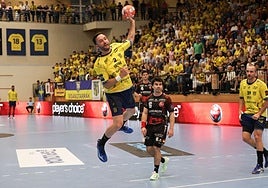 Cavero busca un lanzamiento ante la mirada de Balenciaga.