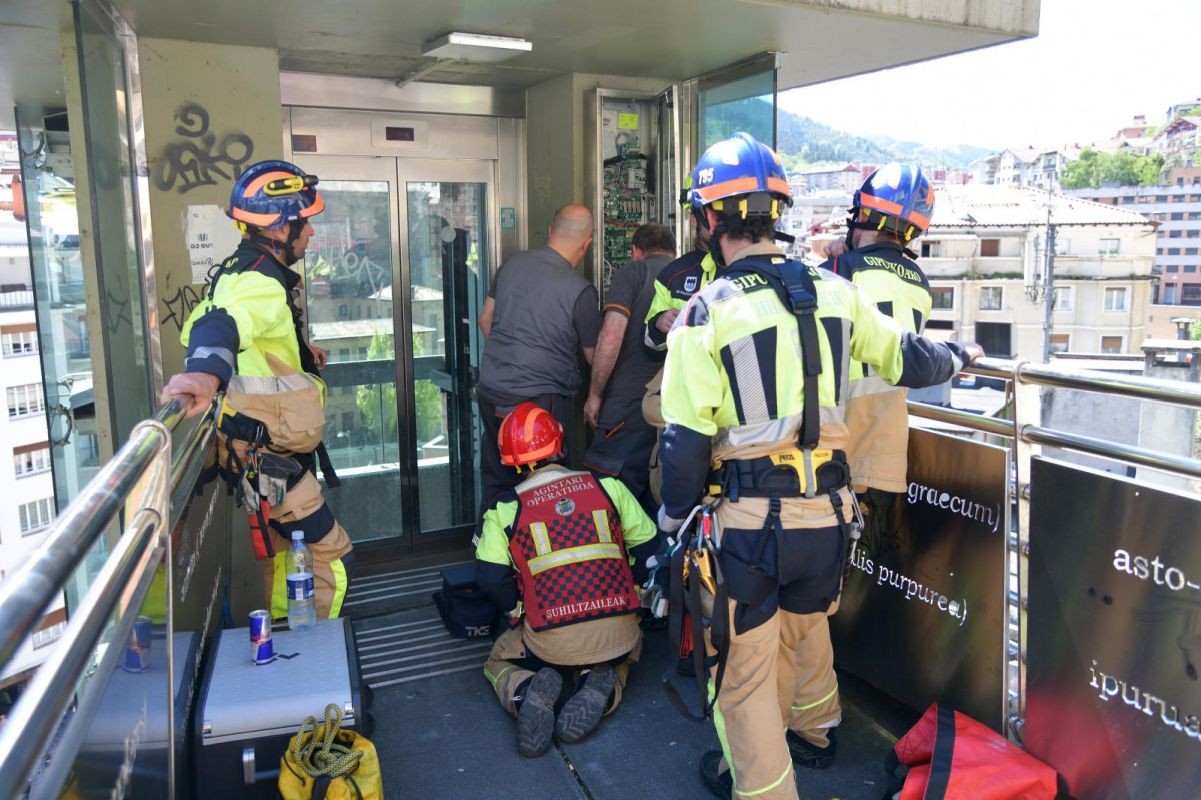 Tres horas encerrados en un ascensor
