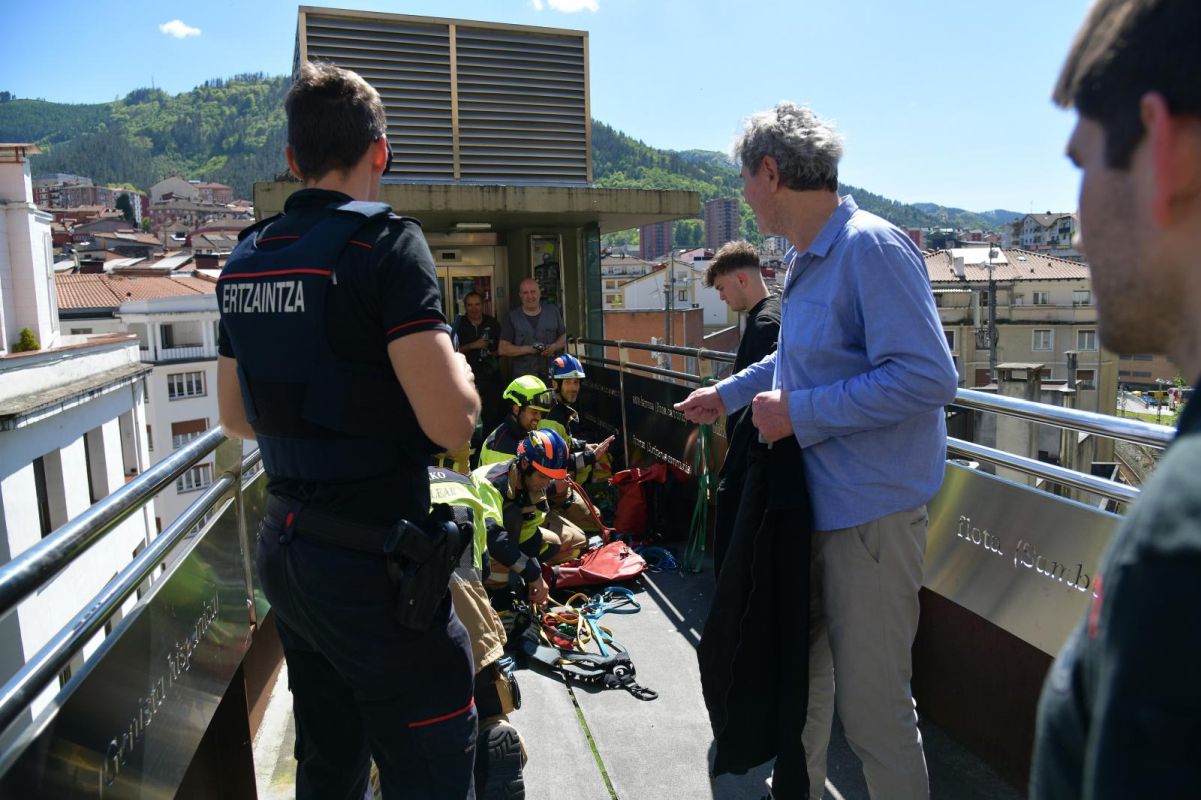 Tres horas encerrados en un ascensor