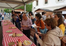 Los amantes del queso pueden participar en la cata del concurso popular de la feria.