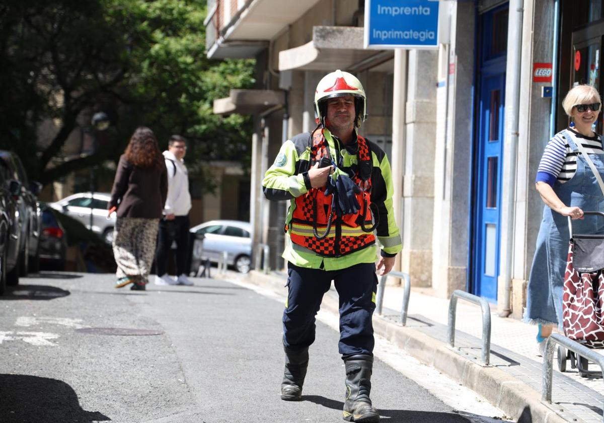 Un bombero se apresta a realizar una intervención en Donostia durante este lunes, día del apagón