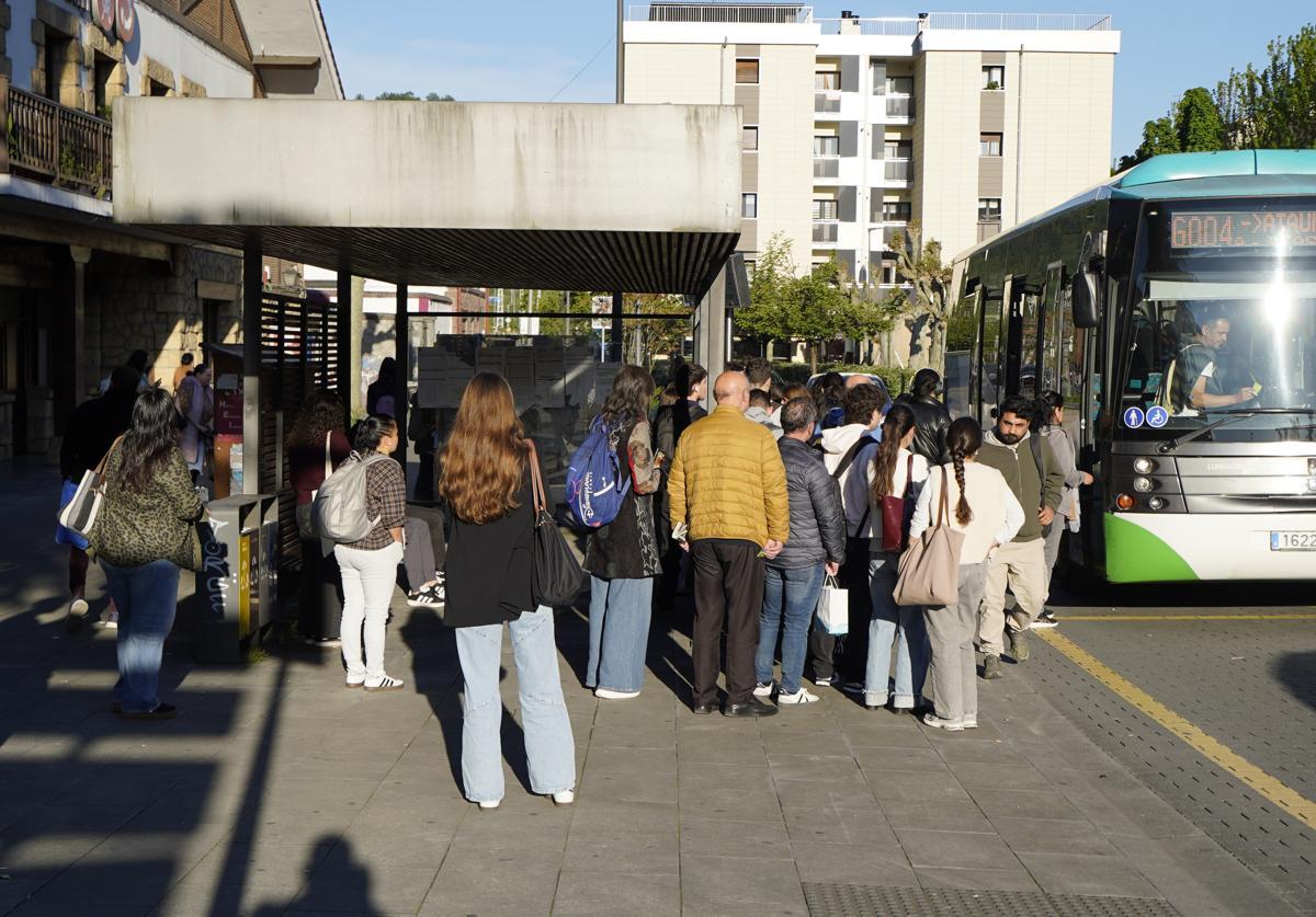 La parada del autobús en Beasain llena de gente a primera hora