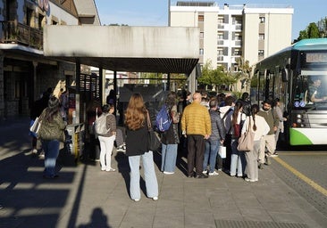 «Caos» e «incertidumbre» a primera hora en el transporte en Gipuzkoa: medio centenar de usuarios, tirados en Beasain