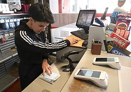 Miren Garmendia registra en el ordenador las ventas realizadas ayer en la gasolinera, pues con el apagón tuvieron que apuntar todo a mano.