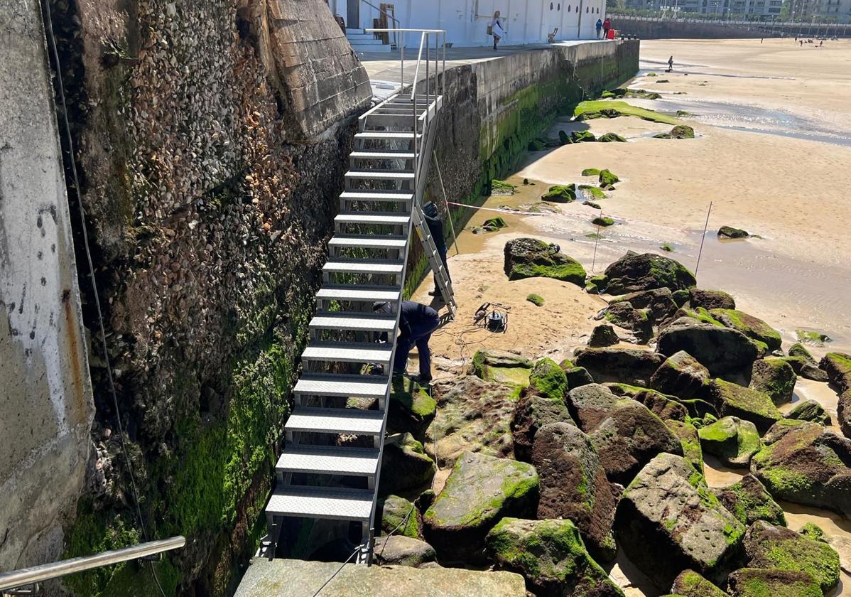 El lunes se colocaron las renovadas escaleras que conectan el Real Club Náutico de San Sebastián con la playa de La Concha y que permiten, en los momentos de marea baja, acceder desde el arenal al paseo y al Muelle. La operación de instalación se realizó con una grúa de grandes dimensiones que llamó la atención de donostiarras y visitantes.