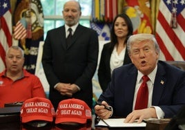 Donald Trump firma una de sus órdenes ejecutivas.