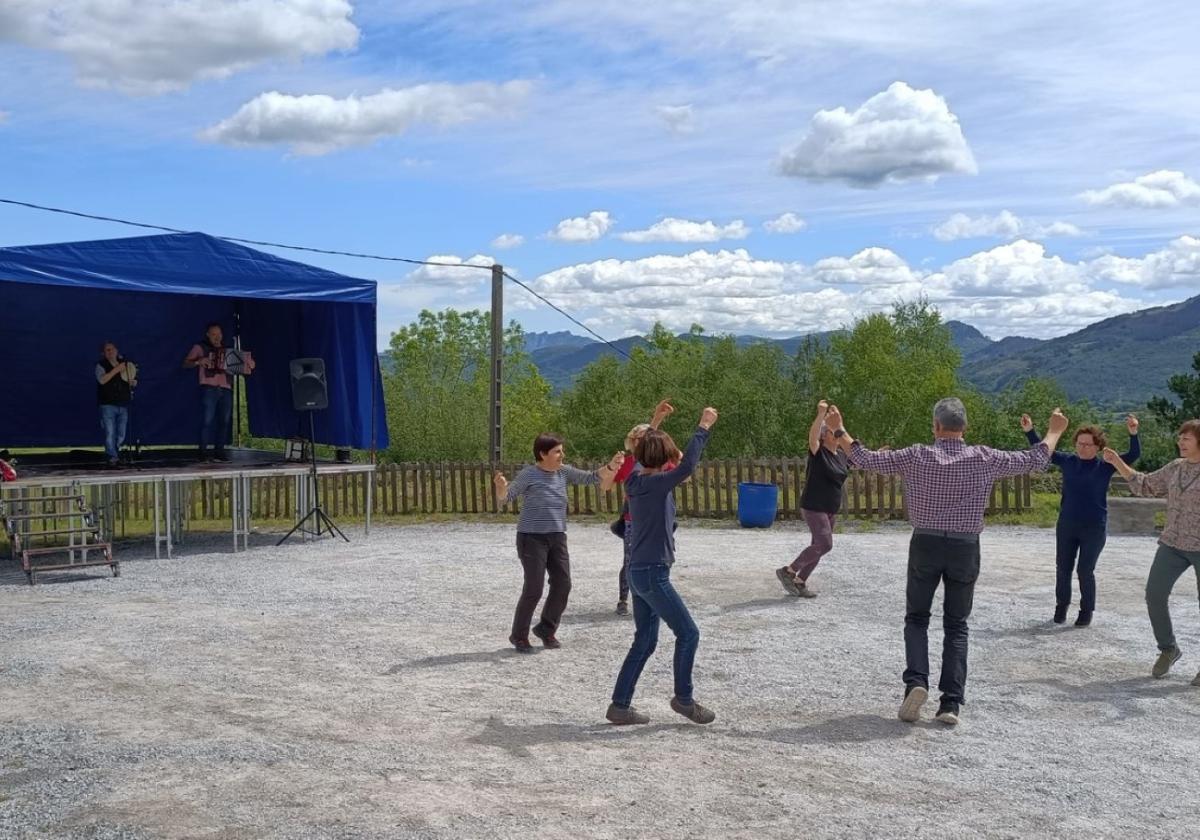 Romería de Santa Cruz en la mañana del sábado junto a la ermita de Azkorte