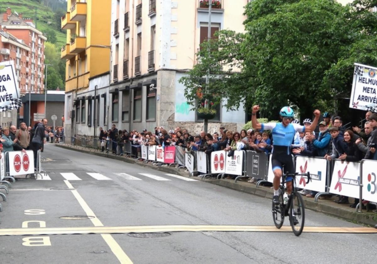 Aitor Mata vence con autoridad en el 'VIII Trofeo Club Ciclista Eibarres'