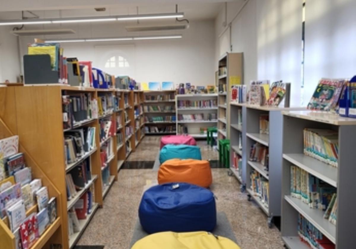 La planta baja de la biblioteca cerrada por la renovación del mobiliario