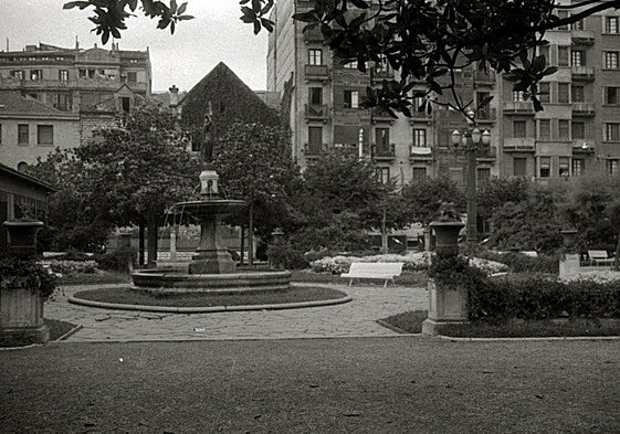 Los jardines de la plaza de Cataluña, en los años 60.