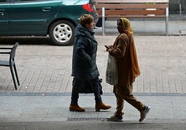 Dos mujeres se cruzan en una calle de Eibar.
