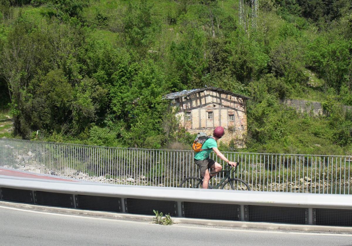 Urbanismo ya ha comenzado a trabajar en el expediente para expropiar el caserío Astiñene