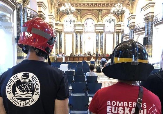 Un grupo de bomberos protesta ayer en el Salón de Plenos.
