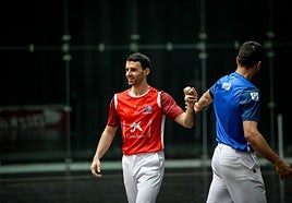 Jokin Altuna intercambia las pelotas con Darío en la elección de material de el miércoles en el Bizkaia.