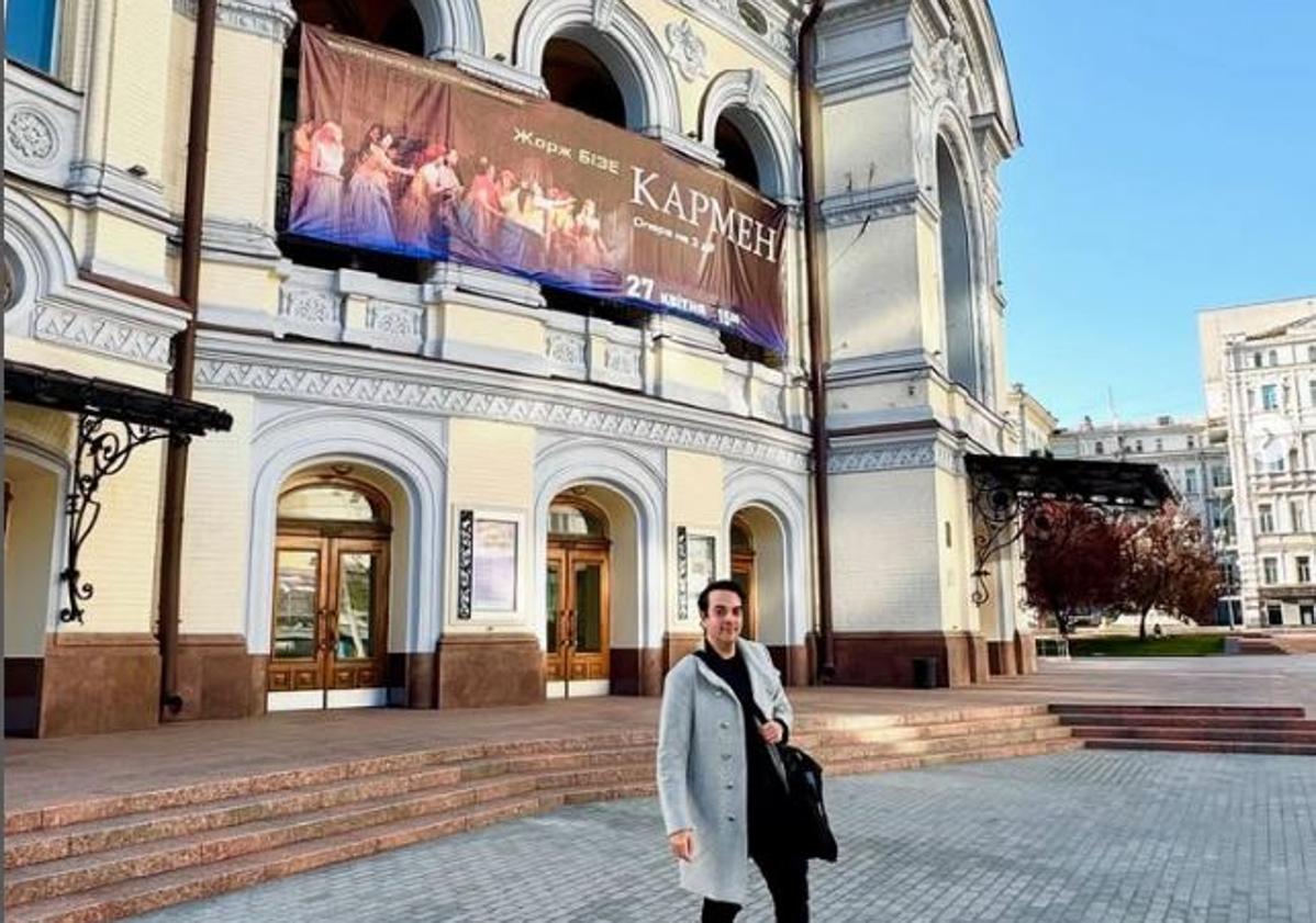 Imagen principal - Ardanaz ante el teatro de la ópera de Kiev y dirigiendo desde el foso. El público llenó el recinto.