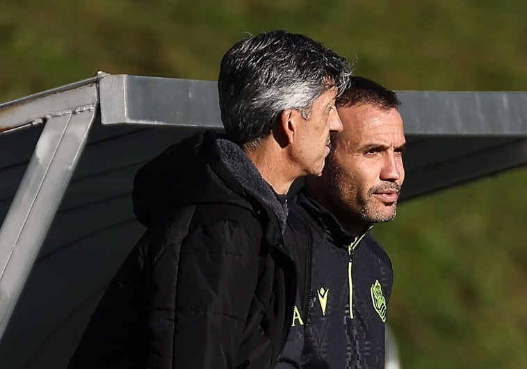 Imanol y Sergio Francisco, presente y futuro de la Real, conversan en Zubieta.