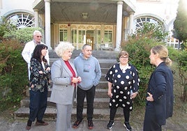 El superior de la comunidad de juandedianos José María Chavarría, la directora la Unidad Territorial III del Hospital de San Juan de dios Elena Urdaneta, la diputada foral Maite Peña, Andoni Arrieta, Inma Basail y la diputada general Eider Mendoza durante la visita a la Unidad Residencial para Trastorno Mental Severo Plazaola de Arrasate