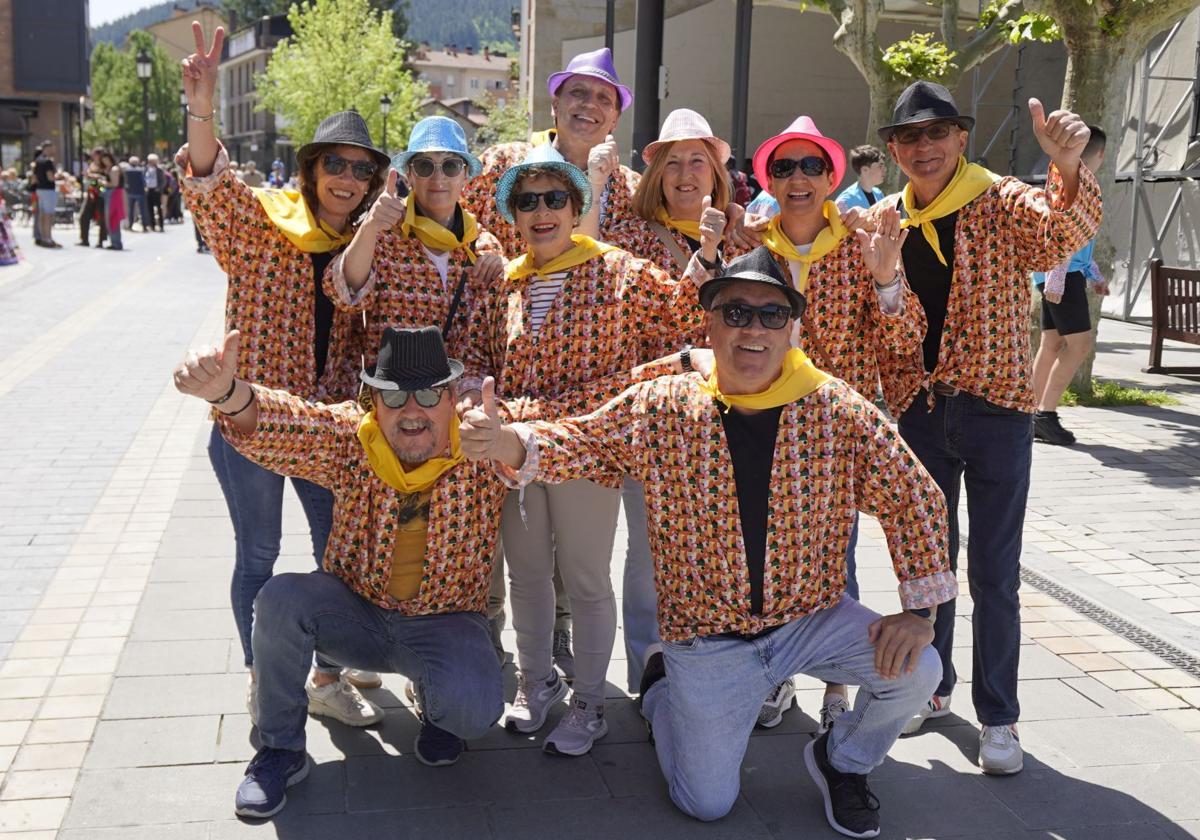Una cuadrilla lazkaotarra ataviada con una colorida blusa festiva