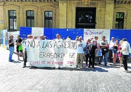 El comité de empresa de Dbus convocó a primera hora de la tarde de ayer una concentración para mostrar su repulsa a la agresión sufrida este pasado domingo por un conductor de la Compañía del Tranvía de San Sebastián que cubría la línea 26 Amara-Martutene. Señalaron que «no se trata de un caso aislado, incluso las agresiones verbales son diarias».