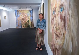 Barbara Stammel en Menchu Gal Aretoa, junto a uno de los retratos de su madre y en el fondo 'Pago Artean' realizado para Azken Mug